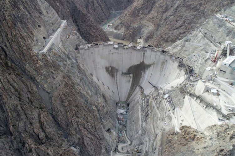 T&uuml;rkiye'nin en y&uuml;ksek barajının tamamlanmasına 25 metre kaldı
