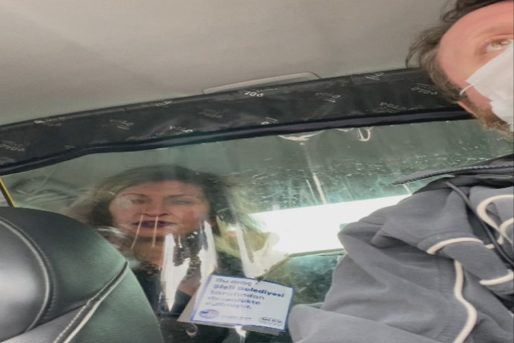 Taksiciyle kadın m&uuml;şterinin &uuml;cret tartışması kamerada