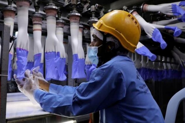 Malezya'da eldiven üreten fabrikadaki 2 bin 500 işçi koronaya yakalandı