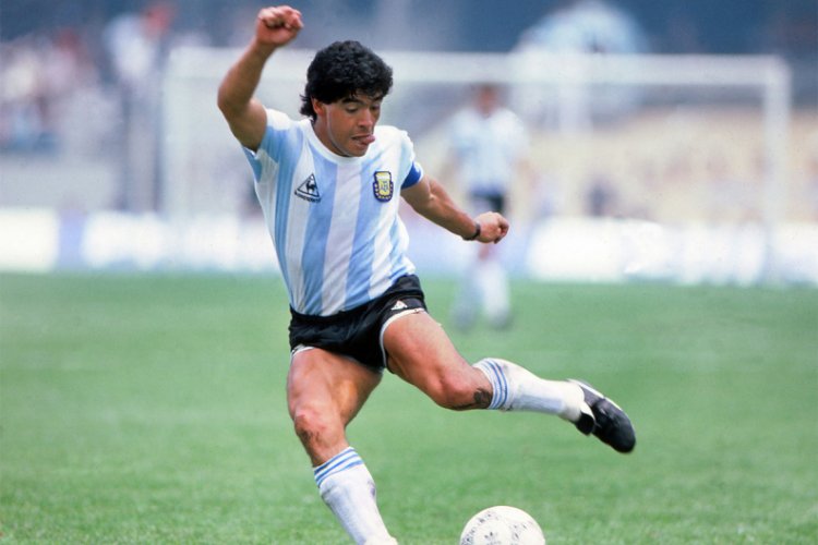 Arjantinli futbol efsanesi Maradona hayatını kaybetti