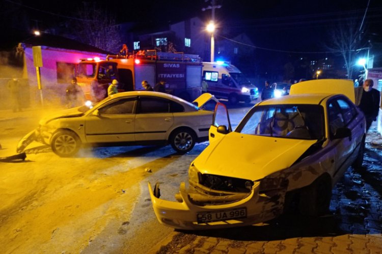 Sivas'ta otomobiller çarpıştı