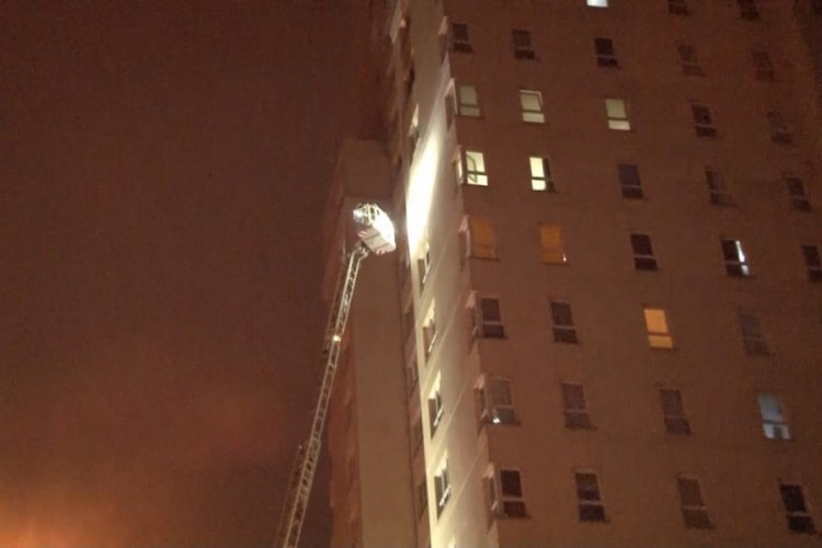 30 katlı bir binanın 12'nci katında yangın paniği