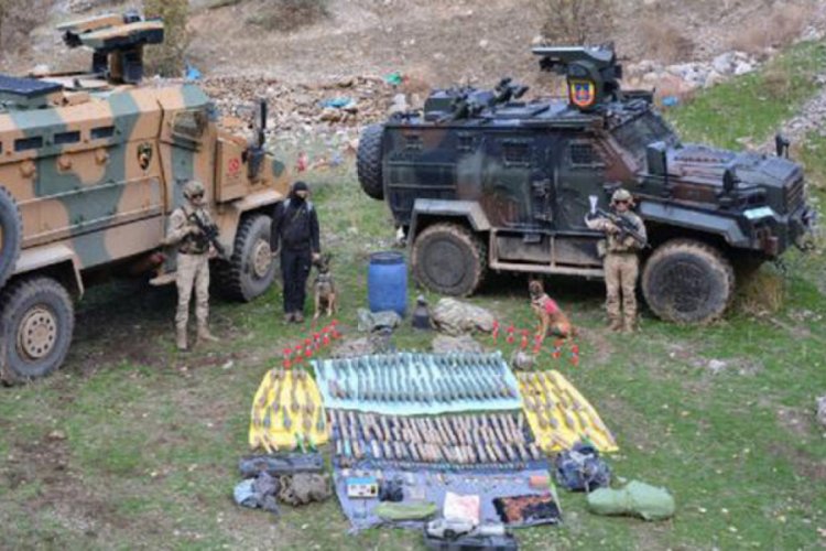 Hakkari'de, teröristlere ait 4 sığınakta mühimmat ve silahlar bulundu