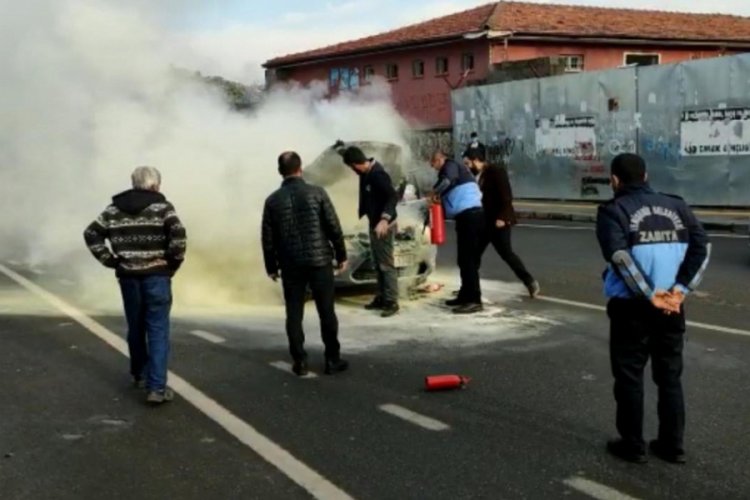 Diyarbakır'da zabıta ekipleri alev alan aracı söndürdü