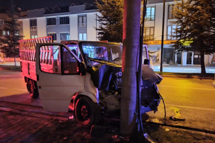 Bursa'da çarpıp kaçan kamyoneti takip eden otomobil sürücüsü kazaya yol açtı