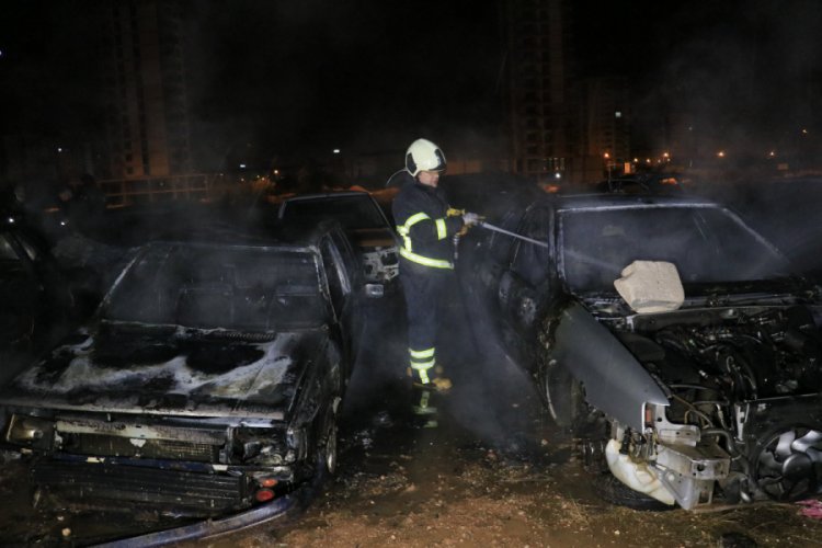 Adana'da araç hurdalığında yangın