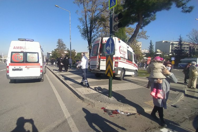 Bursa'da ambulansla otomobil çarpıştı, 5 kişi yaralandı