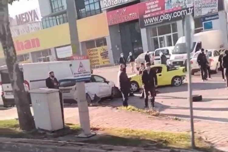 Bursa'da kontrolden çıkan otomobil park halindeki araçların arasına daldı