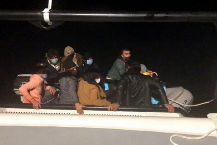 S&uuml;r&uuml;klenen teknedeki 12 ka&ccedil;ak g&ouml;&ccedil;meni, Sahil G&uuml;venlik kurtardı