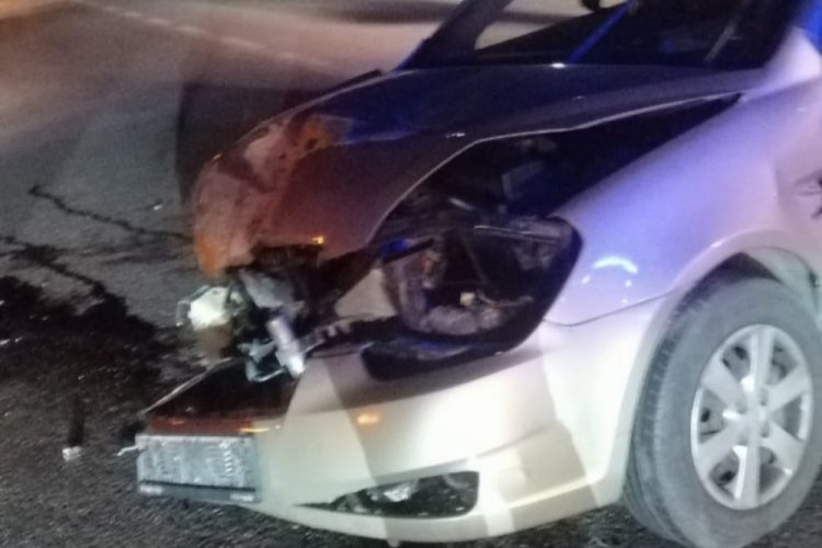 Bursa'da iki otomobil çarpıştı: 3'ü çocuk 5 yaralı