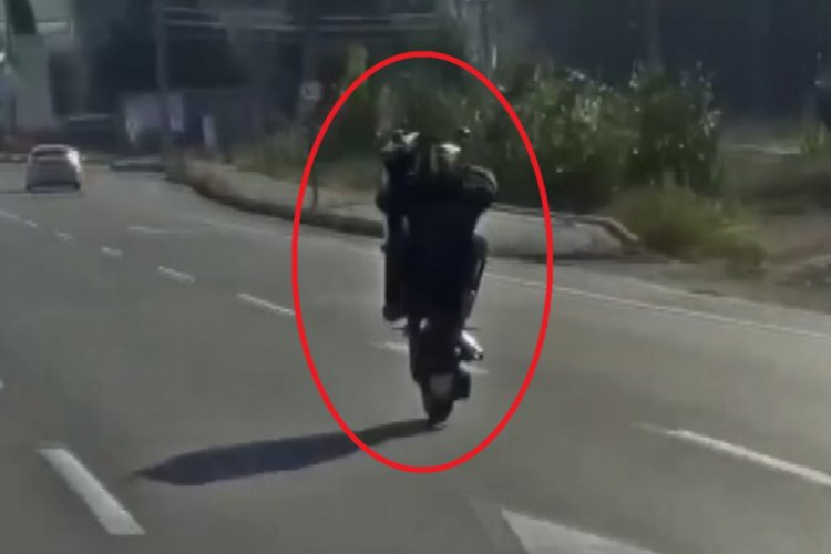 Bursa'da motosikletle tek teker &uuml;zerinde tehlikeli yolculuk