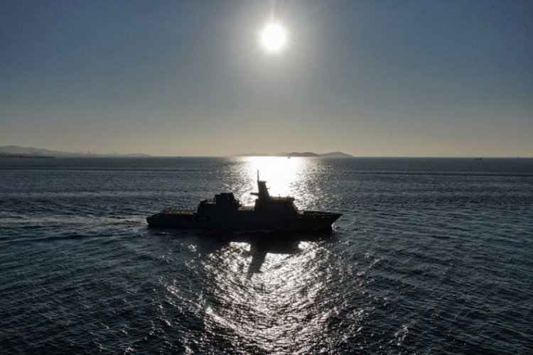 Pakistan'a ait savaş korveti İstanbul Boğazı'ndan ge&ccedil;ti