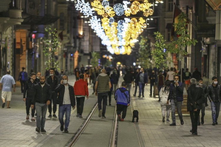 Yasağa bir saat kala İstiklal Caddesi'ndeki yoğunluk devam etti