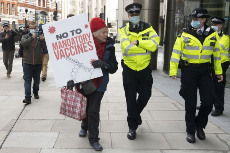 Londra'da aşı karşıtlarından protesto: 60'dan fazla gözaltı