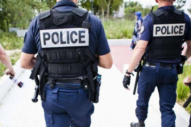 Fransa'da siyahi adamı döven polisler ırkçı hakarette bulunmadıklarını öne sürdü