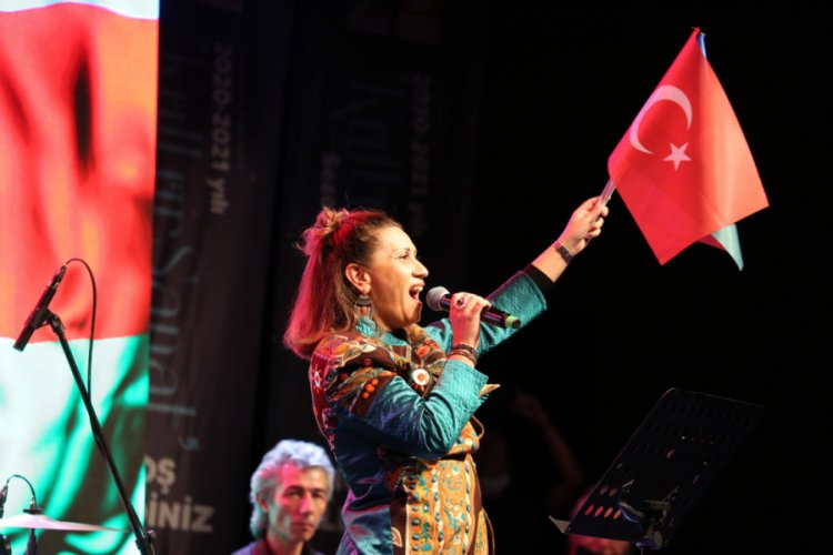 Azerin'den Bursa havalimanında arabalı konser