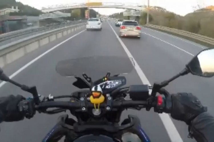 Bursa'da hız sınırını aşan motosikletli ile otomobil sürücüsünün yarışı kamerada