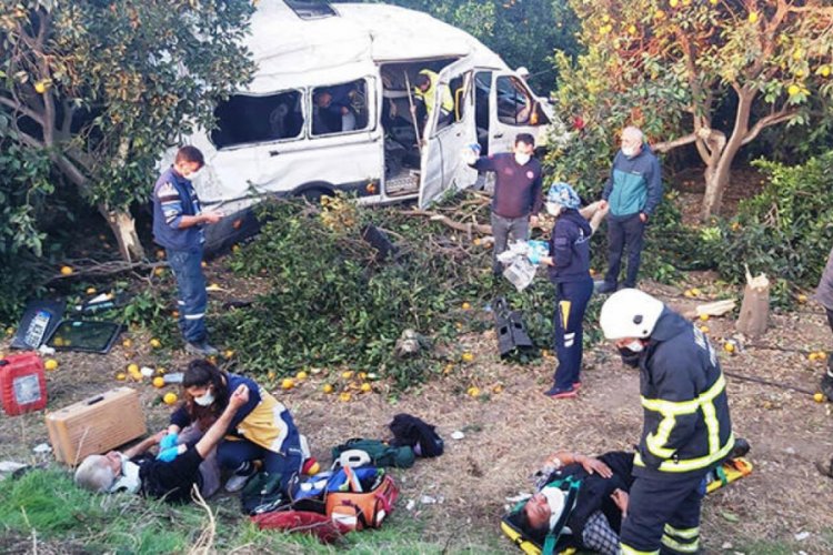 Hatay'da tarım iş&ccedil;ilerini taşıyan minib&uuml;s devrildi
