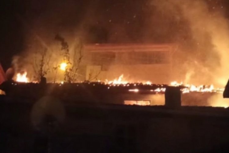 Amasya'da ahşap ev alev alev yandı
