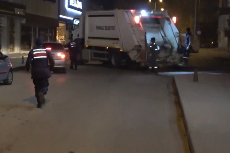 Çöp kamyonu, ekiplerden kaçan otomobili durdurmak için yolu kapattı
