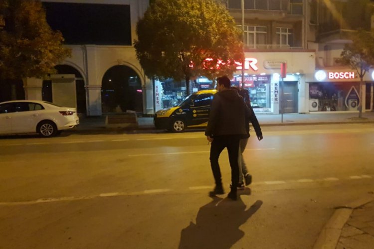 Bursa'da gençler kaçtı, polis kovaladı