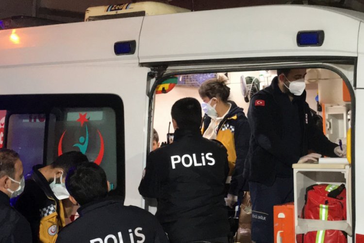 Bursa'da kız meselesi yüzünden 2 kişiyi bıçakladı