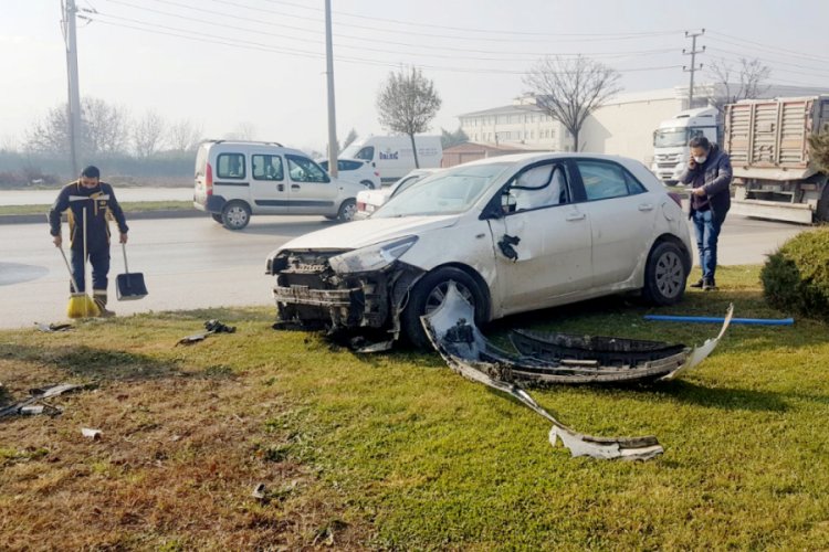 Bursa'da akaryakıt istasyonu panolarına çarpan otomobilin sürücüsü yaralandı