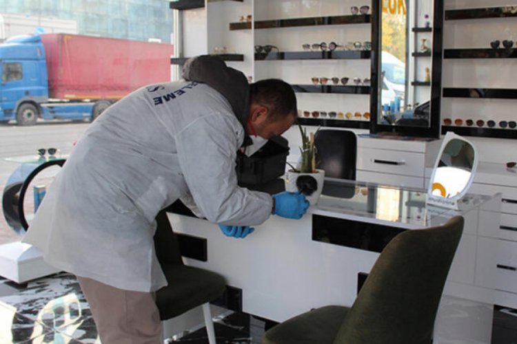 Kısıtlama saatinde 20 bin liralık g&ouml;zl&uuml;k &ccedil;aldılar