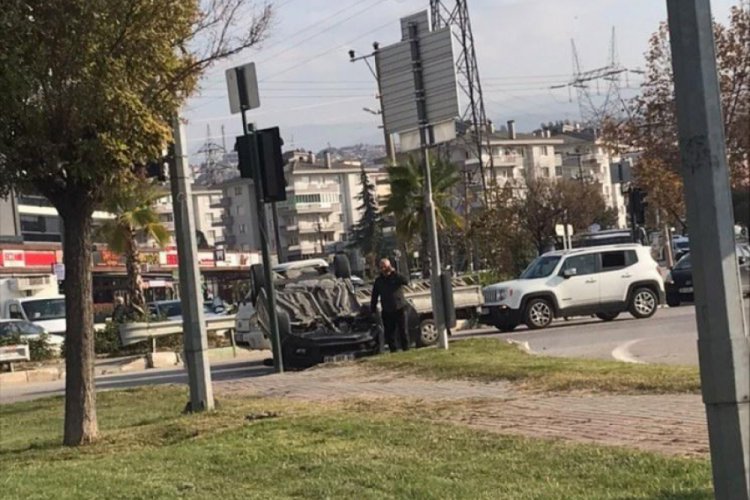 Bursa'da kavşakta virajı alamayan araç takla attı