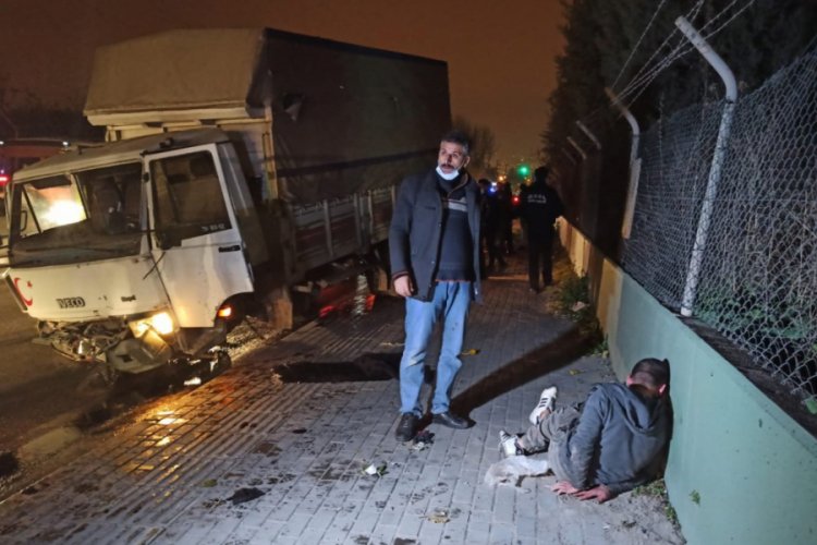 Bursa'da çalıntı kamyonetle polisten kaçan şüpheli kaza yaptı