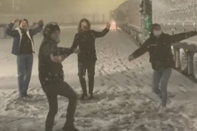 Kar yağışını müzik eşliğinde oynayarak kutladılar