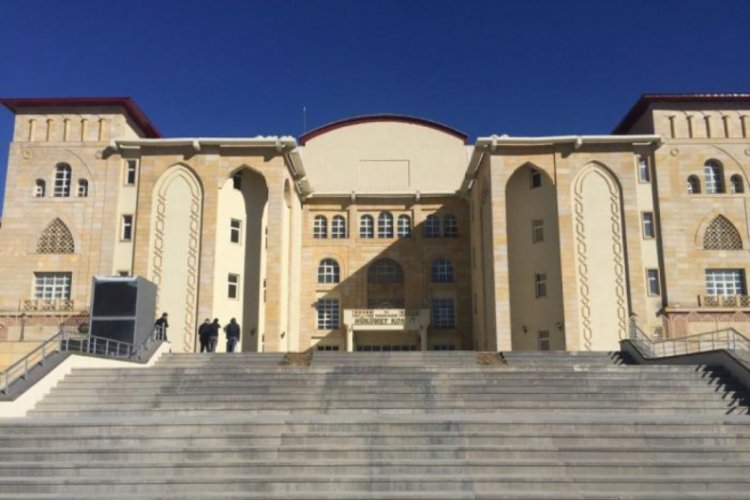 Hakkari Valiliği: İkazlara uymayan kişi a&ccedil;ılan ateşte vuruldu