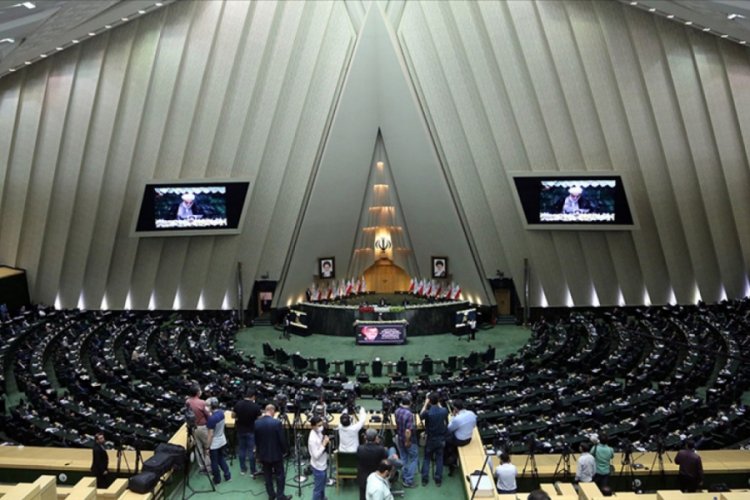 İran meclisi nükleer faaliyetlerin hızlandırılmasını öngören tasarıyı kabul etti