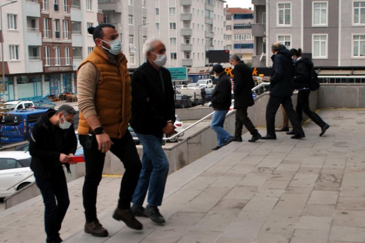 Tartıştığı eşini 5 yerinden bı&ccedil;akladı