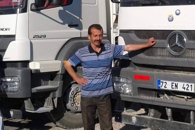 Odun taşıdığı sırada devrilen trakt&ouml;r&uuml;n altında kalarak can verdi