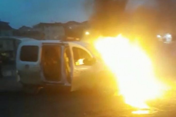 Polis aracı alev alev yandı