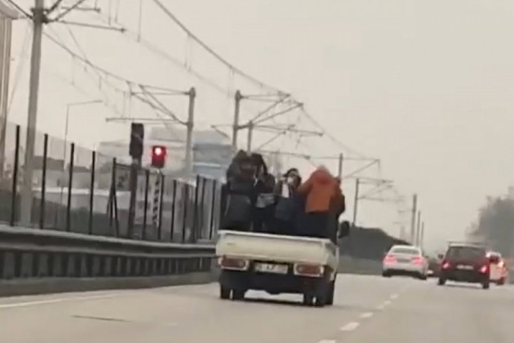 Bursa'da kamyonetteki 6 kişinin tehlikeli yolculuğu kamerada