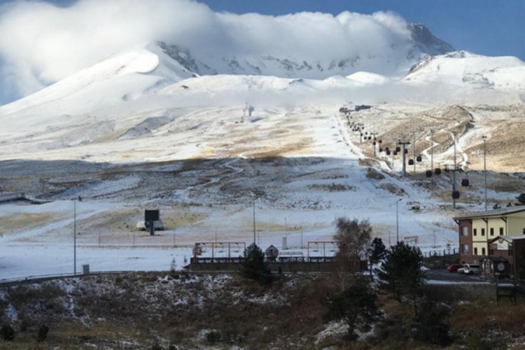 Erciyes Dağı'na sezonun ilk karı yağdı
