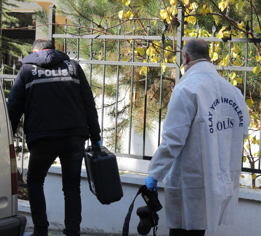Ankara'da tartışan &ccedil;ift birbirlerini bı&ccedil;akla yaraladı