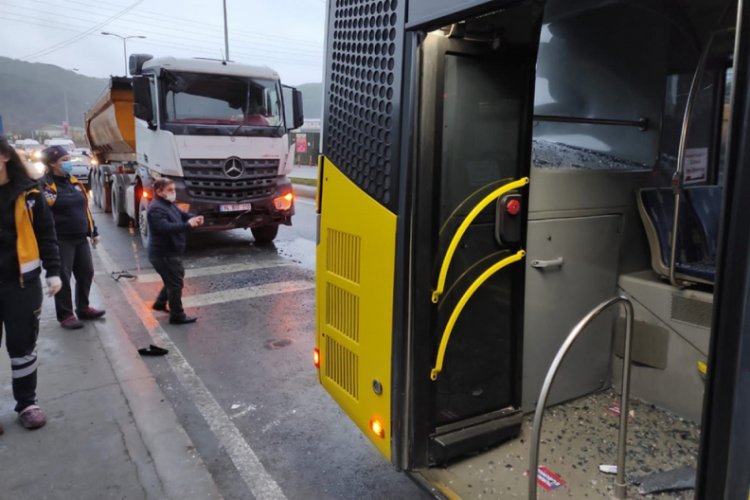 Hafriyat kamyonu İETT otobüsüne çarptı: 9 yaralı