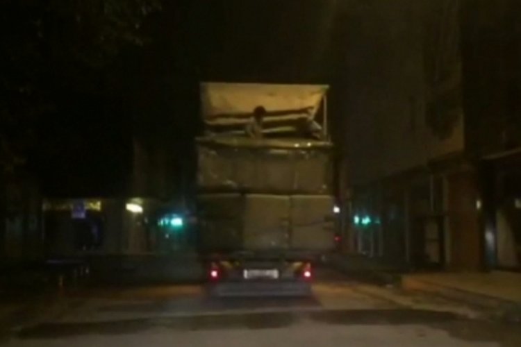 Bursa'da mobilyaların üzerindeki tehlikeli yolculuk kamerada