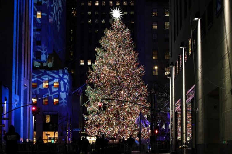 Rockefeller Center'daki yılbaşı ağacı Covid-19 tedbirleri altında ışıklandırıldı
