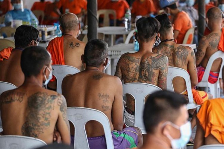 Filipinler'de mahkumlar arasında şiddeti önlemek için dövmeler siliniyor