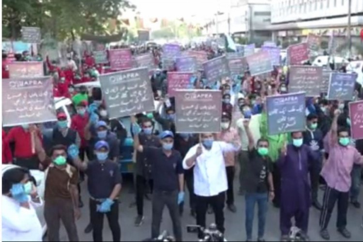 Korona yasakları Pakistan'da protesto edildi