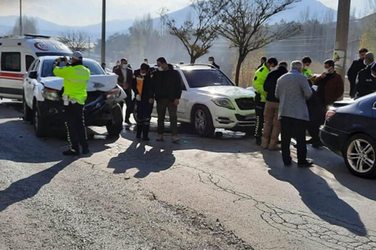 AK Parti Genel Başkan Yardımcısı Demiröz'ün konvoyunda kaza