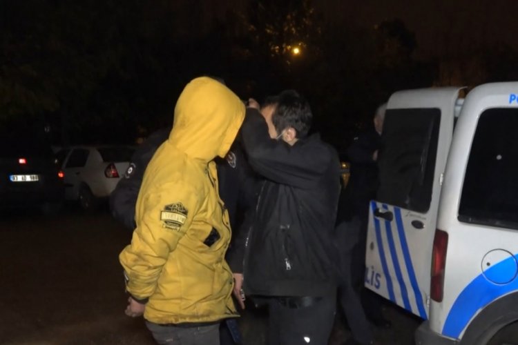 Bursa'da polisi görünce otomobildeki uyuşturucuyu yere döktüler