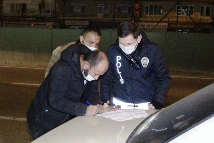 Bursa'da 'Tamirden aldık' dedikleri otomobille kısıtlamayı ihlal eden 4 kişiye 12 bin TL ceza