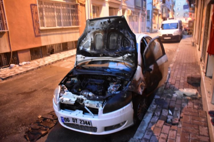İzmir'de kundaklanan otomobil kullanılmaz hale geldi