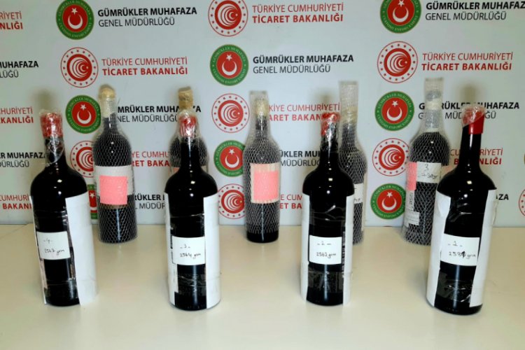 T&uuml;rkiye'ye i&ccedil;ki şişesinde sıvı kokain sokmaya &ccedil;alışırken yakalandılar