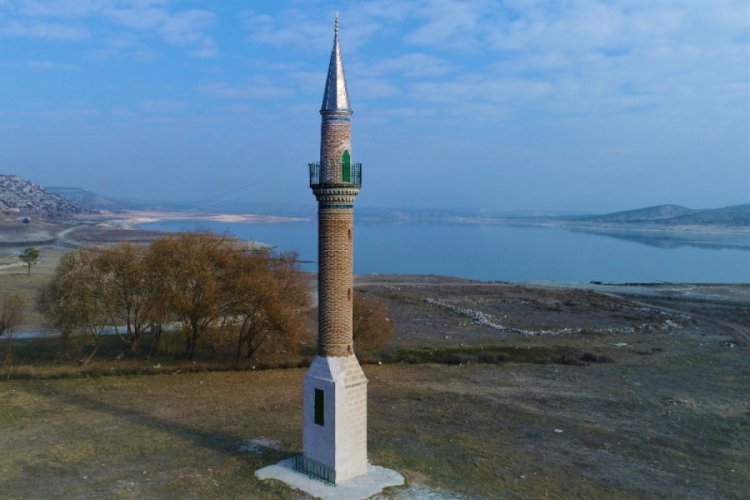 Porsuk Barajı'nda su seviyesi düştü, eski minare tamamen gün yüzüne çıktı